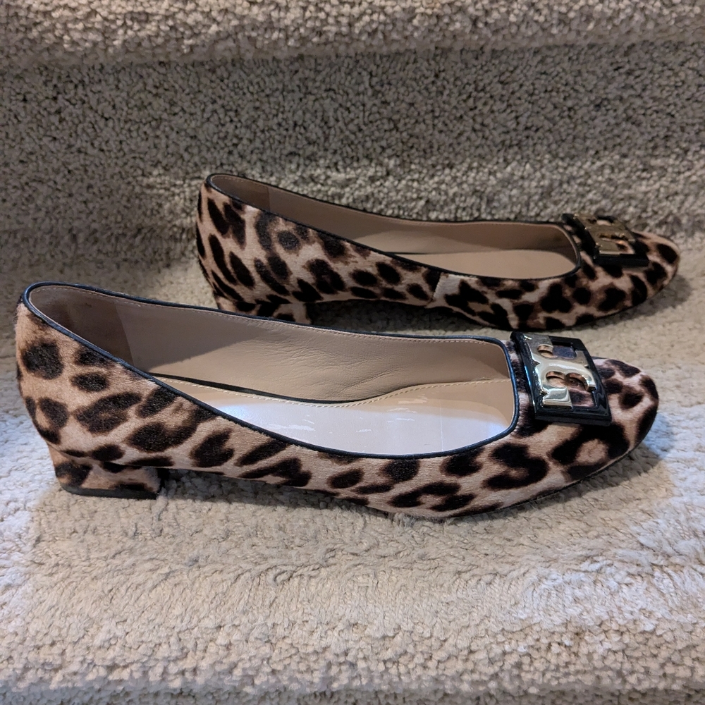 Tory Burch Gold Logo Pump - Picture 2 of 5